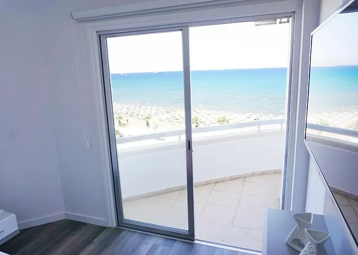 Lazuli Sea View Beachfront Ap 43 * Larnaca