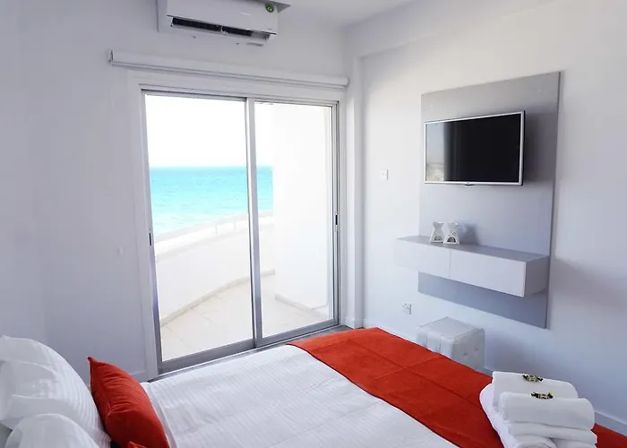 Lazuli Sea View Beachfront Ap 43 Larnaca